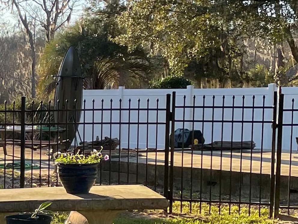 Photo of an aluminum and vinyl fence in Savannah, GA