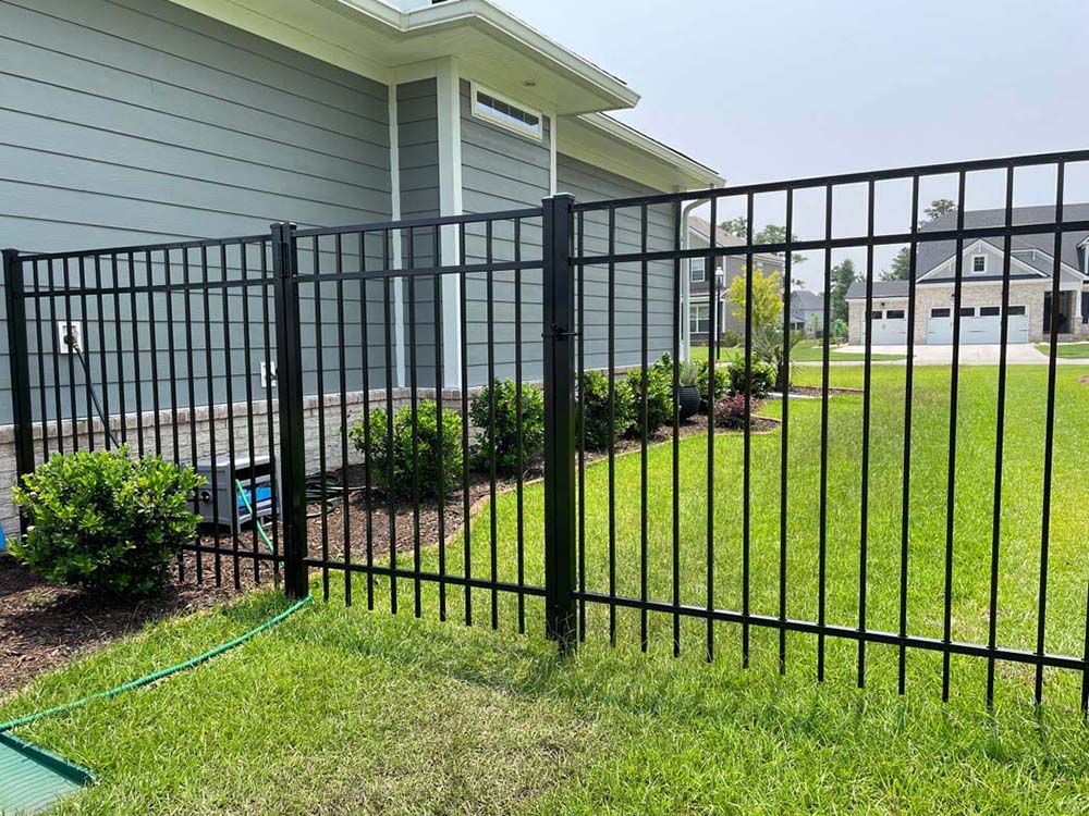 Photo of a no-dig aluminum fence in Savannah, GA area
